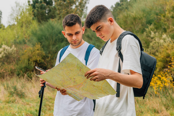 jóvenes en un viaje mirando el mapa - Foto, Imagen