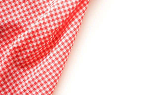 rood geruite tafelkleed op witte achtergrond - Foto, afbeelding