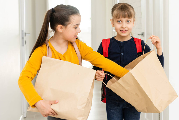 publicidade, infância, entrega, correio e pessoas - duas meninas com pacotes de entrega - Foto, Imagem