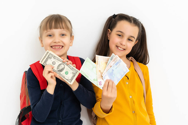 iki küçük kız para ve avroyla - Fotoğraf, Görsel