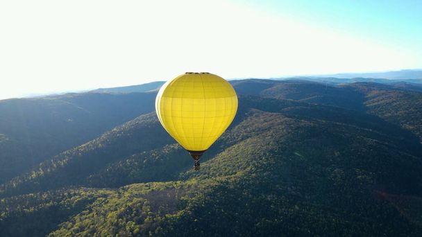 Een ballon vliegt over de groene bergen - Foto, afbeelding