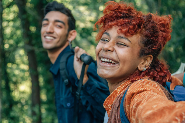 šťastní mladí lidé s úsměvem cestování, pěší turistika - Fotografie, Obrázek