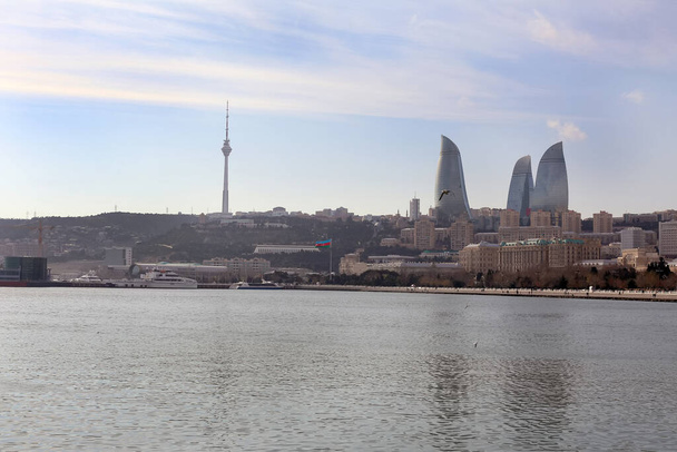Alev Kuleleri 'nin gökdelenleri, televizyon kulesi ve Hazar Denizi' nin sahil şeridi olan Bakü. Bakü, Azerbaycan 'daki Alev Kuleleri' ndeki Hazar Denizi manzarası - Fotoğraf, Görsel