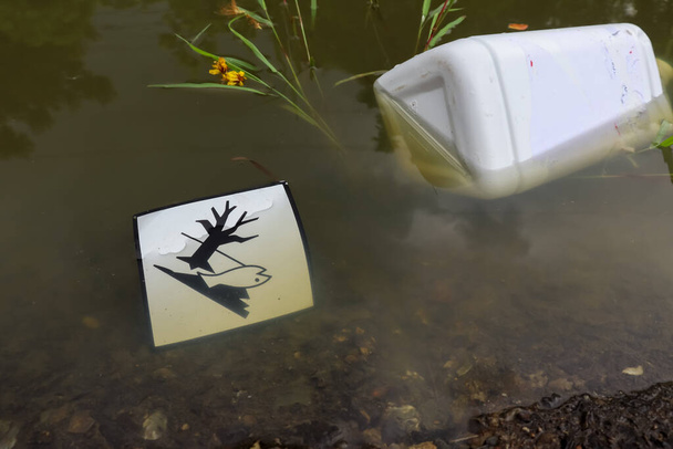Des objets chimiques ont été jetés dans la rivière et détruits l'environnement - Photo, image
