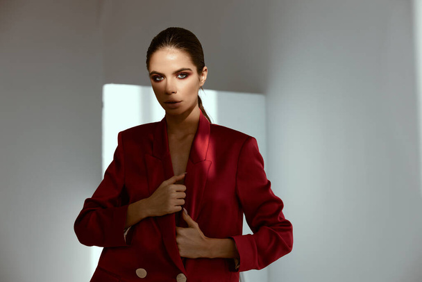 セクシーな女性で赤blazerヌードボディスーツモデル - 写真・画像