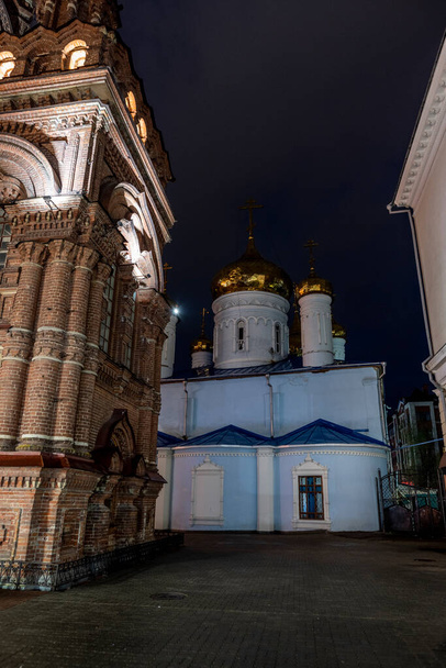 θέα στην πόλη των παλαιών εκκλησιών του Κρεμλίνου και το μοναστήρι του Καζάν τη νύχτα υπό το φως των φαναριών - Φωτογραφία, εικόνα