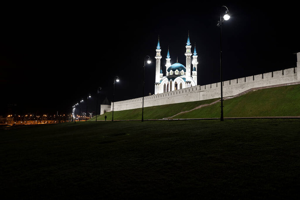 Eski Kremlin kiliselerinin şehir manzarası ve gece fenerlerin ışığında Kazan manastırı. - Fotoğraf, Görsel