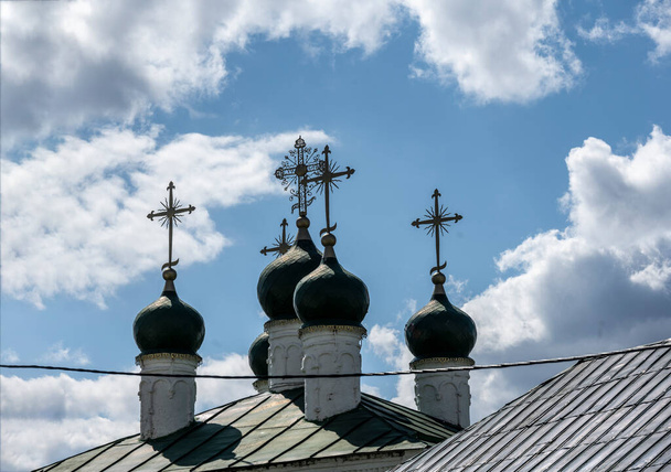 vista sulla città delle antiche chiese del Cremlino e il monastero della città di Kazan in una giornata di sole - Foto, immagini