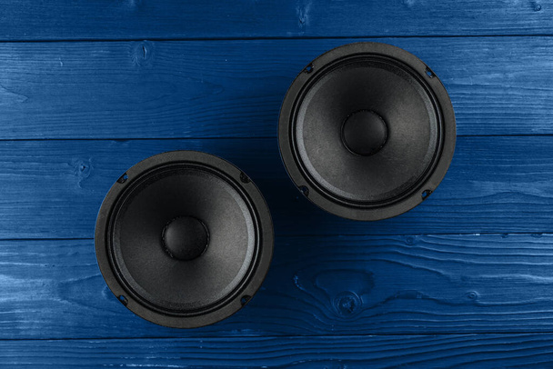 Deux haut-parleurs de musique de voiture, audio haut-parleur de voiture sur fond en bois bleu - Photo, image