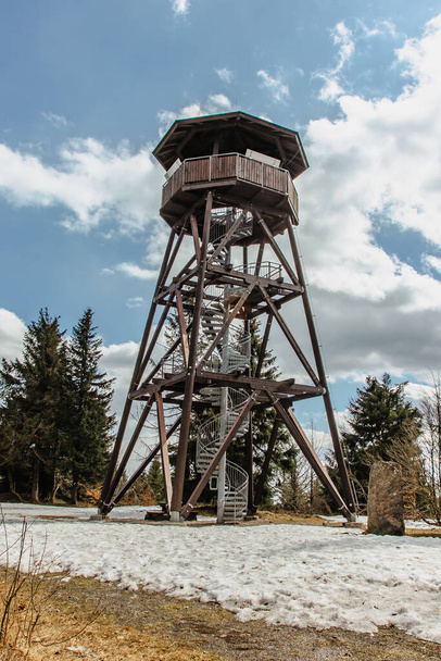 木製の展望台は、オルリケ山脈のAnenskyピークにアンナと呼ばれます,チェコ共和国.展望台の螺旋階段,金属ステップとオークのプラットフォームと建設.チェコの観光地. - 写真・画像