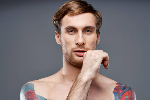hombre con tatuajes desnudo torso culturista teléfono retrato - Foto, imagen