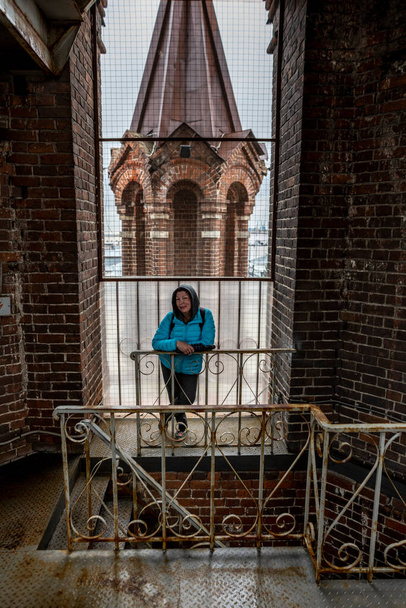 žena turista v modré bundě obdivuje památky starého Kazan - Fotografie, Obrázek