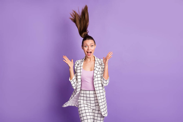 Foto de jovem atraente feliz positivo empresária com cabelo voador ver grande desconto venda isolado no fundo cor roxa - Foto, Imagem