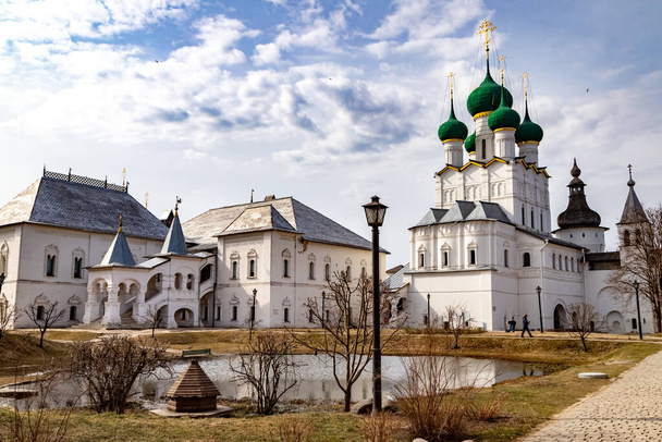 Het Rostov Kremlin ensemble op een zonnige lentedag: muren, torens en tempels. Rostov de Grote. - Foto, afbeelding