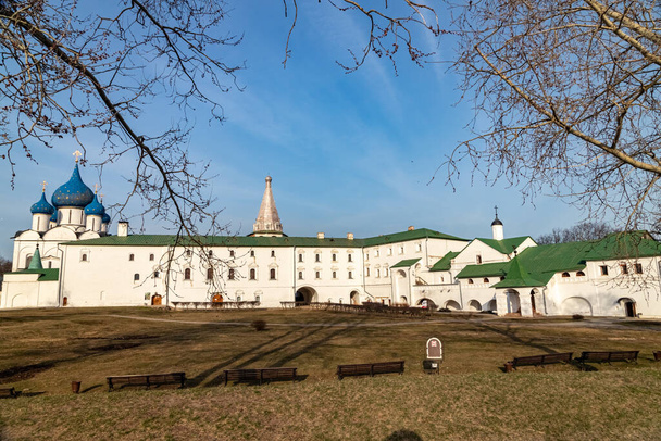 Das Ensemble des Susdal-Kremls an einem sonnigen Frühlingstag. - Foto, Bild