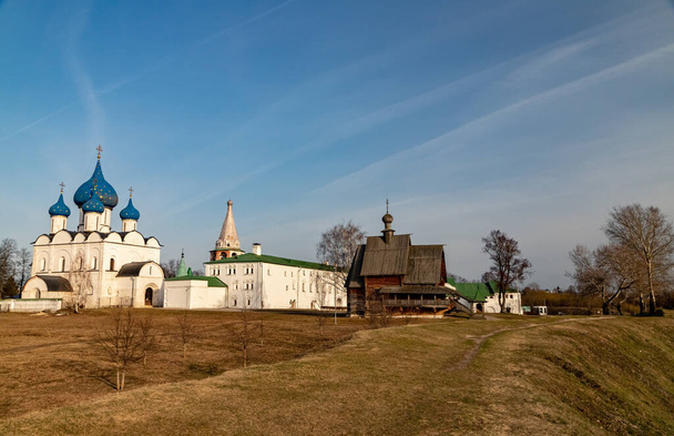Het ensemble van het Suzdal Kremlin op een zonnige lentedag. - Foto, afbeelding