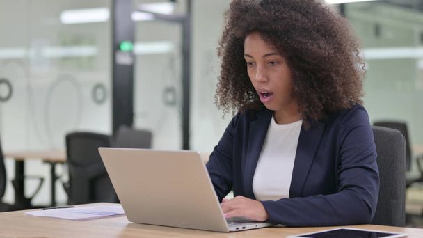 Choqué jeune femme d'affaires africaine travaillant sur ordinateur portable  - Photo, image