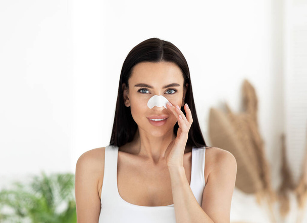 Limpieza del poro, cuidado de la piel y tratamiento de belleza durante el autoaislamiento en el hogar - Foto, imagen