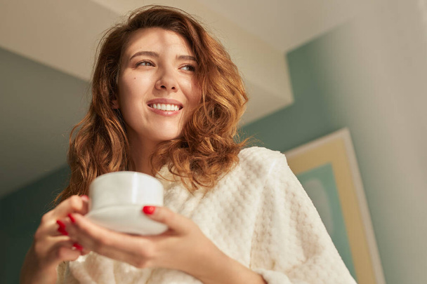 Happy woman enjoying morning coffee - Zdjęcie, obraz