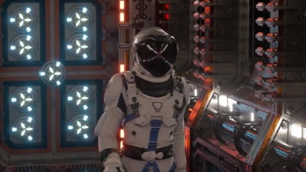 Astronaut loopt in ruimtetunnel, sci-fi shuttle corridor. Futuristische abstracte technologie. Technologie en toekomstig concept. Knipperend licht. 3D-animatie - Video