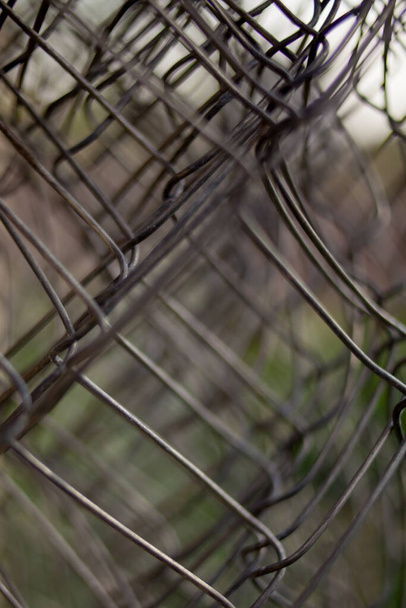 Перекрученная сетка. сварная проволочная сетка, скрученная на заднем плане рулона. забор растянутые сетки фона. Фотография крупным планом - Фото, изображение