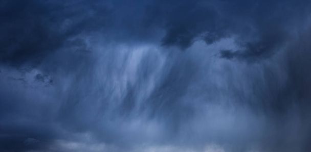 Летнее бурное небо, капли дождя, падающие с облаков. - Фото, изображение