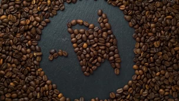 Padrão de xícara, feito de grãos de café torrados com espaço, flat lay, girando lentamente. - Filmagem, Vídeo