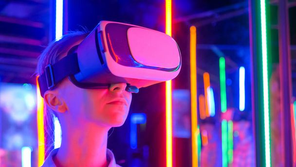 Žena používající sluchátka virtuální reality na interaktivní výstavě VR: close up - Fotografie, Obrázek