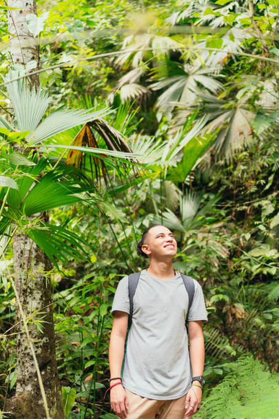 Hispanischer Mann wandert durch einen Wald - Foto, Bild