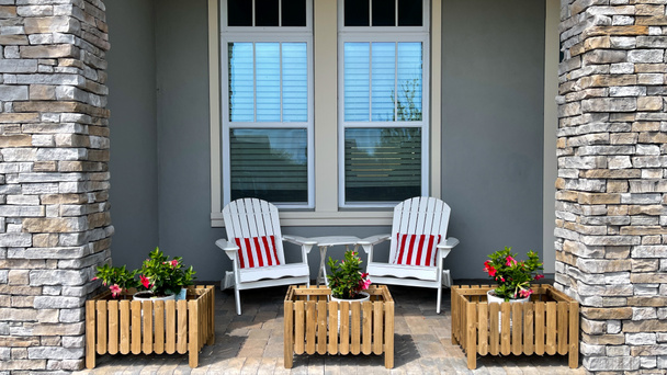 Мирний передній ґанок будинку з адірондакськими кріслами і квітниками на озері Нона в Орландо (Флорида).. - Фото, зображення