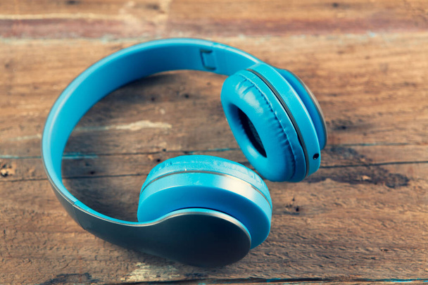 iso sininen kuulokkeet puinen pöytä - Valokuva, kuva