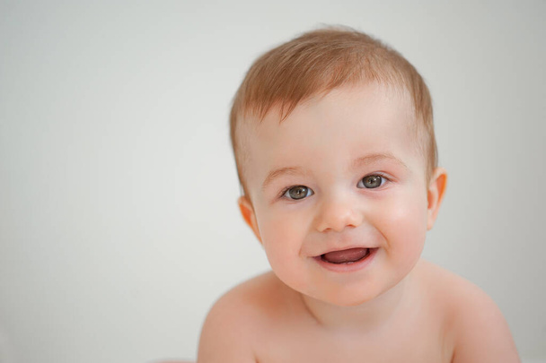 Portret van een kind op een witte achtergrond selectieve focus - Foto, afbeelding