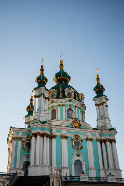 Belle église baroque Saint-André ou la cathédrale Saint-André a été construit à Kiev entre 1747 et 1754, et conçu par l'architecte impérial Bartolomeo Rastrelli. Kiev, Ukraine. - Photo, image