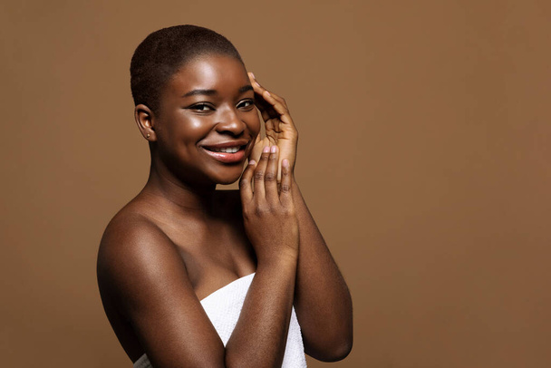 Lázeňská krása. Portrét krásné mladé africké americké ženy s bezchybnou pletí - Fotografie, Obrázek