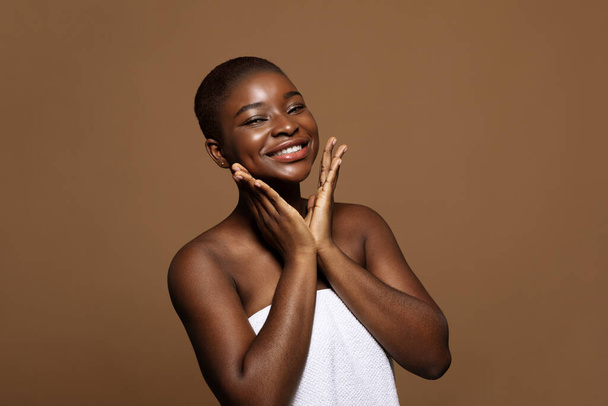 Beauty Aesthetics Concept. Negro atractiva dama con suave piel limpia usando toalla - Foto, Imagen