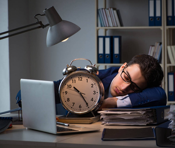 営業時間中に眠りにつくビジネスマン - 写真・画像