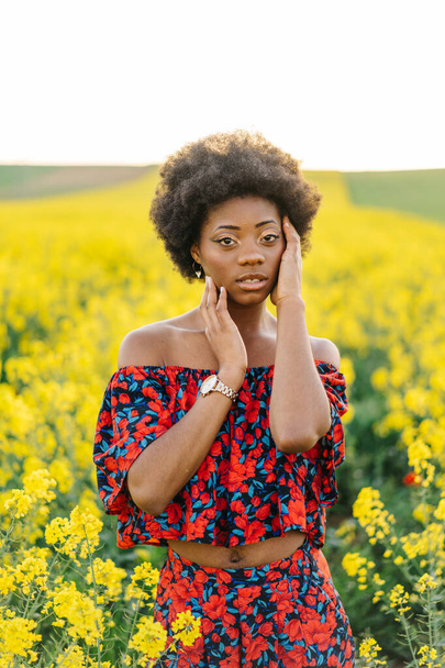 pozitif güzel afro kız sarı tarlada - Fotoğraf, Görsel