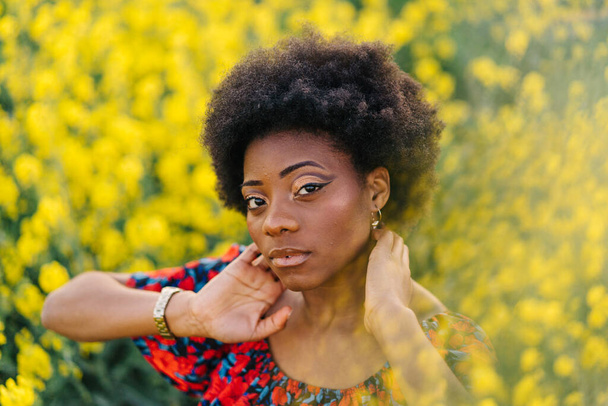 positif belle afro fille sur jaune champ - Photo, image