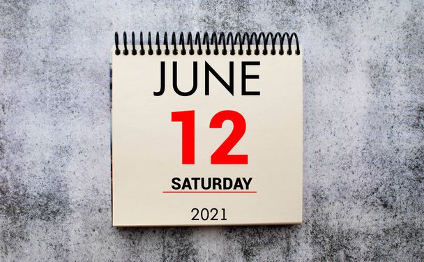 Salve a data escrita em um calendário - 12 de junho. - Foto, Imagem