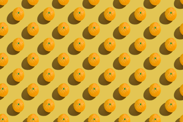 Fruchtkonzept orange auf farbigem Hintergrund, Draufsicht. Muster - Foto, Bild