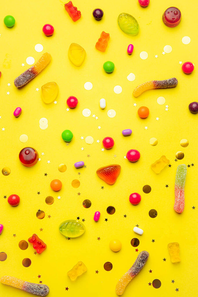 Свежий макет на желтом фоне. Скопируйте космические конфеты. Статья про сладости. Конфеты с мармеладом. Декор кондитерской. Желтый фон - Фото, изображение