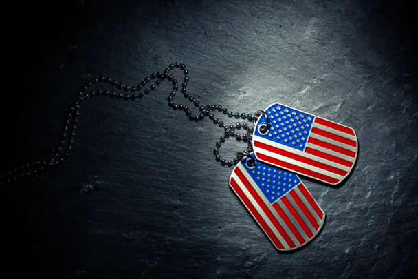 Amerykańskie nieśmiertelniki w kształcie amerykańskiej flagi. Dzień Pamięci dla Weteranów koncepcja Day. - Zdjęcie, obraz