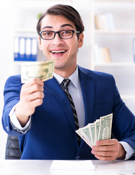 Homme d'affaires recevant son salaire et sa prime - Photo, image