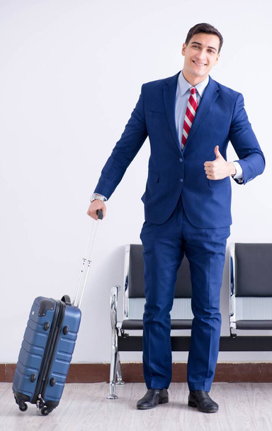 Man wairing to boarding in airport lounge room - Fotoğraf, Görsel