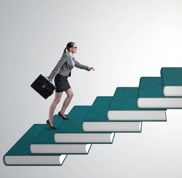 İş kadını öğrenci eğitim kitaplarının basamaklarını tırmanıyor. - Fotoğraf, Görsel