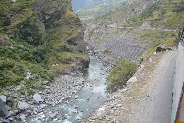 Estrada bonita e perigosa indo para Manimahesh, Bharmour, Chamba, Himachal Pradesh, Índia.  - Foto, Imagem