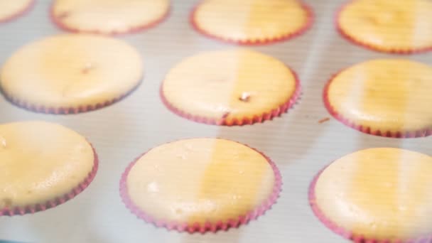 Včasná prodleva muffinů pečených v troubě - Záběry, video