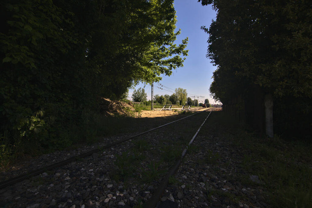 Тупик железнодорожных путей на окраине итальянского города весной - Фото, изображение