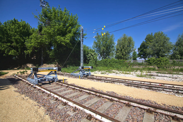 Тупик железнодорожных путей на окраине итальянского города весной - Фото, изображение