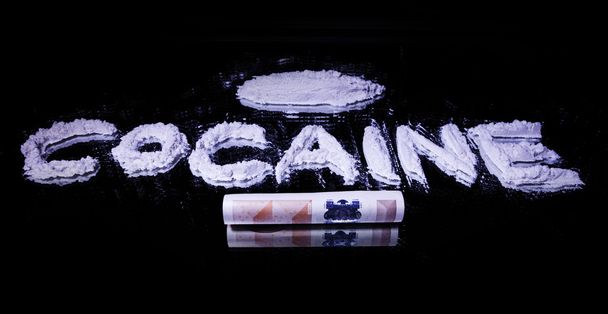 Palabra Cocaína, una pila de droga blanca y billete de 50 euros
 - Foto, Imagen